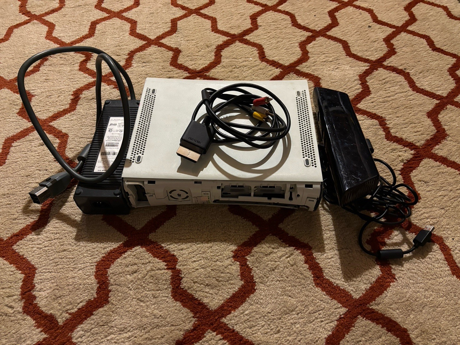 Microsoft XBOX 360 Console w/ Accessories FOR PARTS