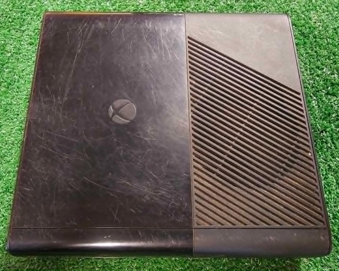 Microsoft Xbox 360 E 4GB Console Bundle (10 Hit Games, 1 Controller) TESTED