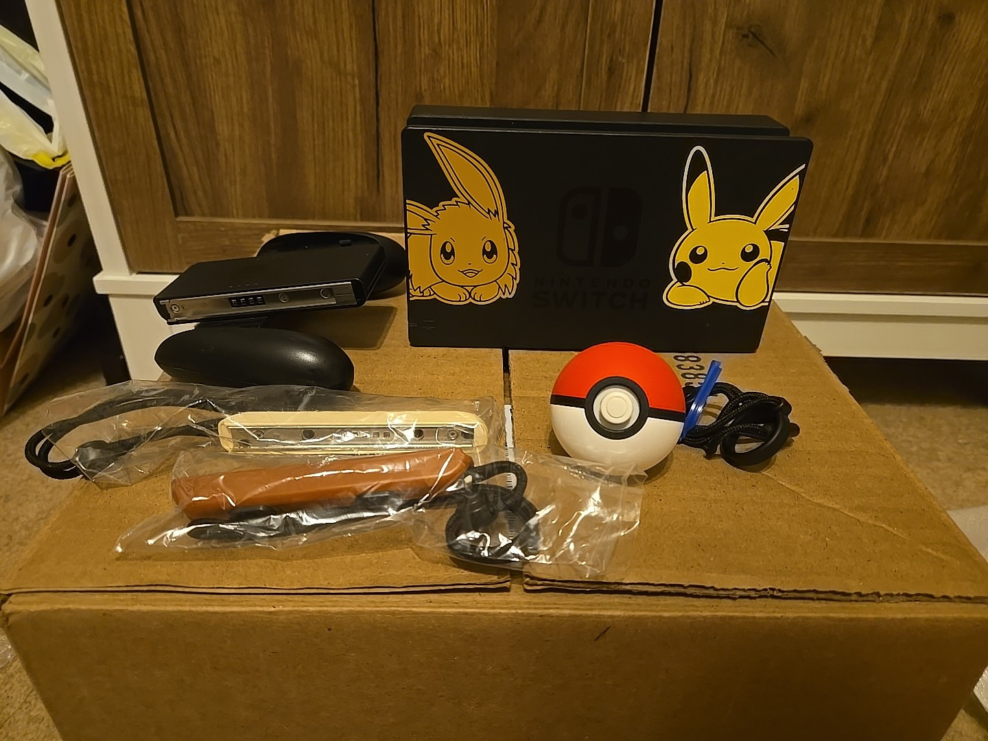 Nintendo Switch – Pokemon Let’s Go Eevee Edition Console w/Poke Ball Plus CIB