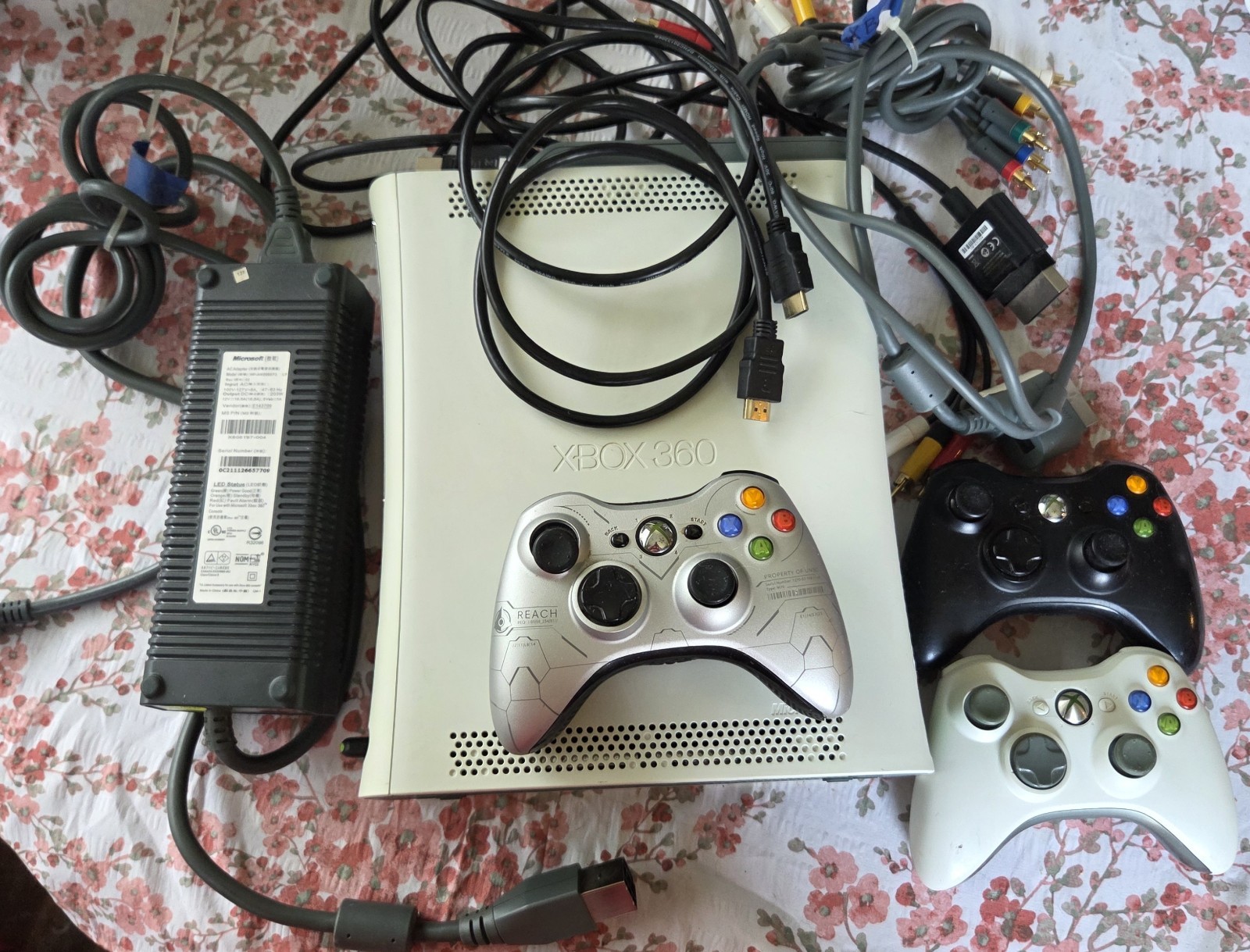 Microsoft Xbox 360 Wires 3 Wireless Controllers 1 Battery Pack. Good Condition