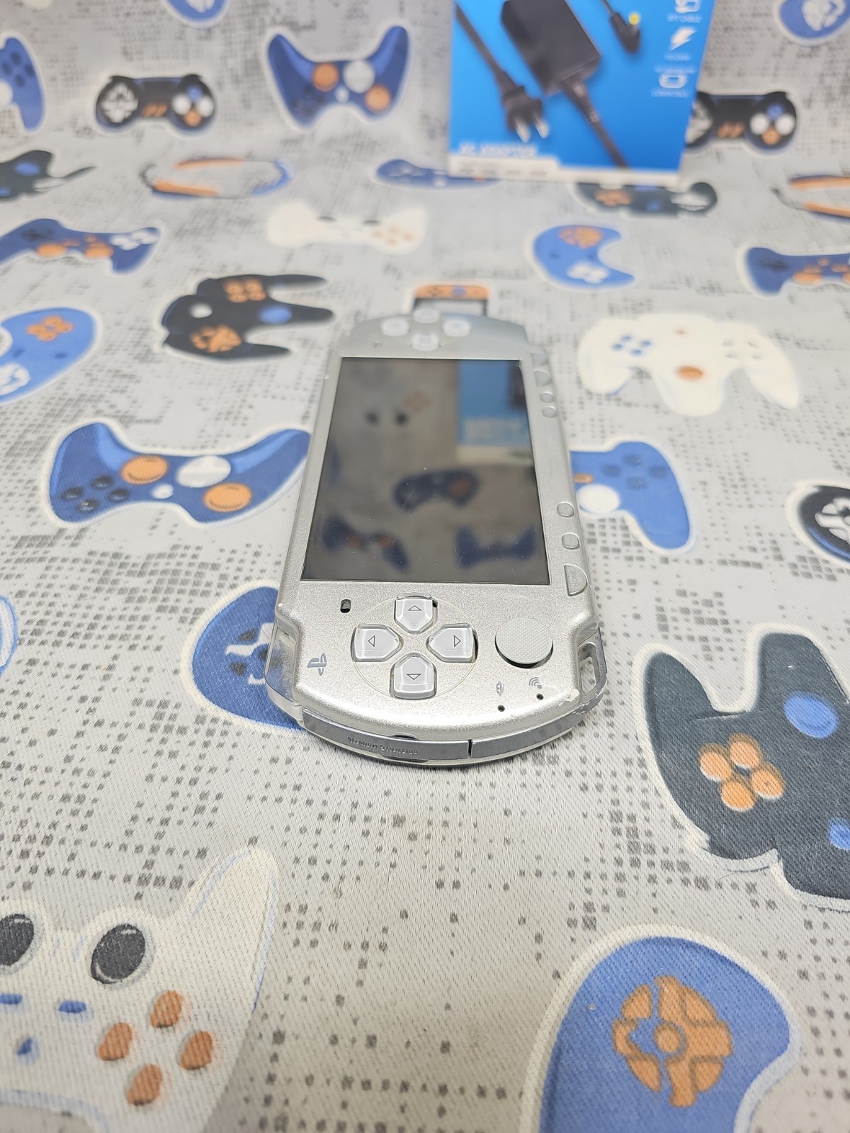 Sony Playstation PSP Portable Silver (PSP 2000) W/CHARGER/BATTERY/MEM 1GB
