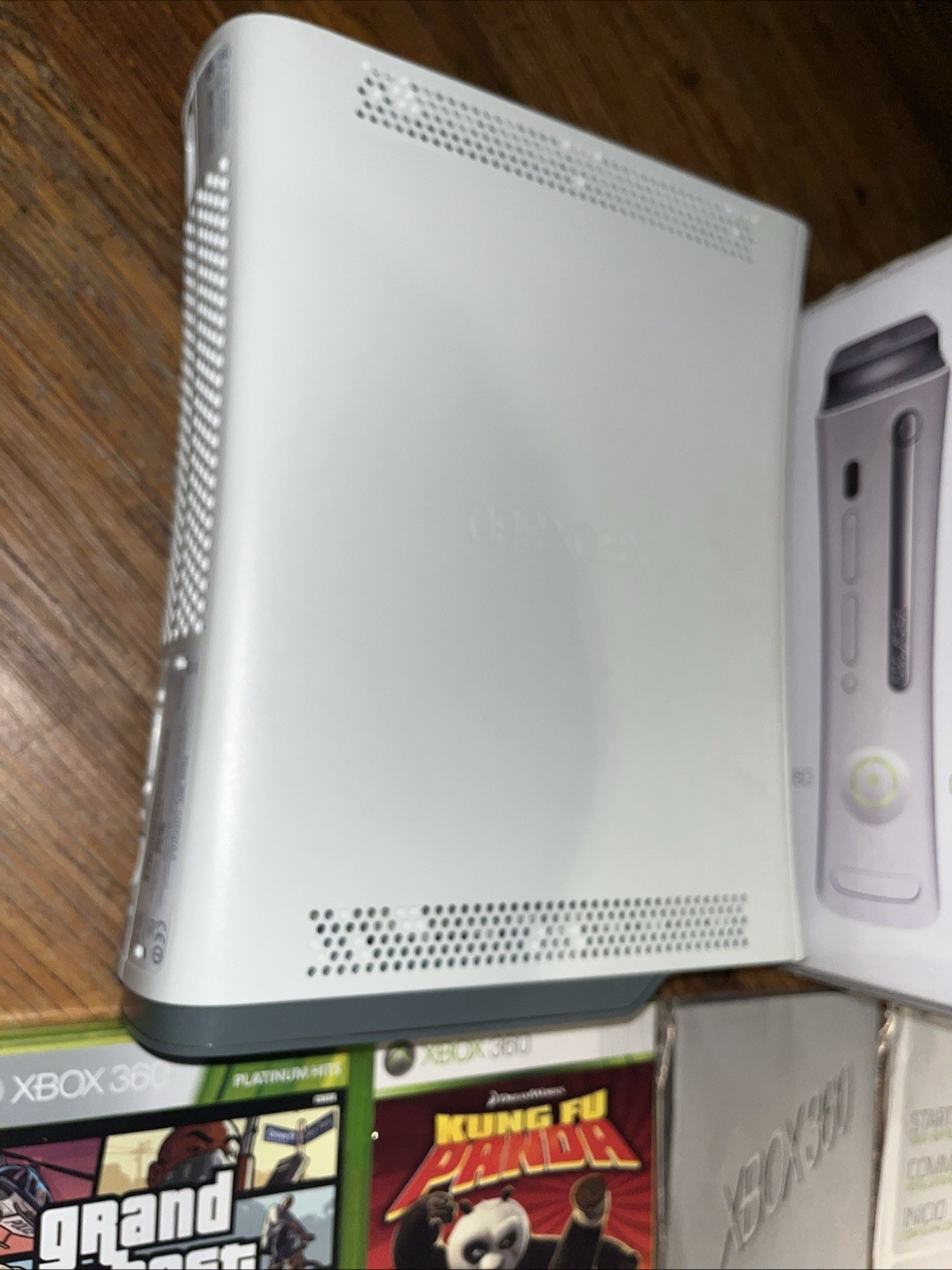 Xbox 360 White 60gb White Console bundle w/ games & Cords