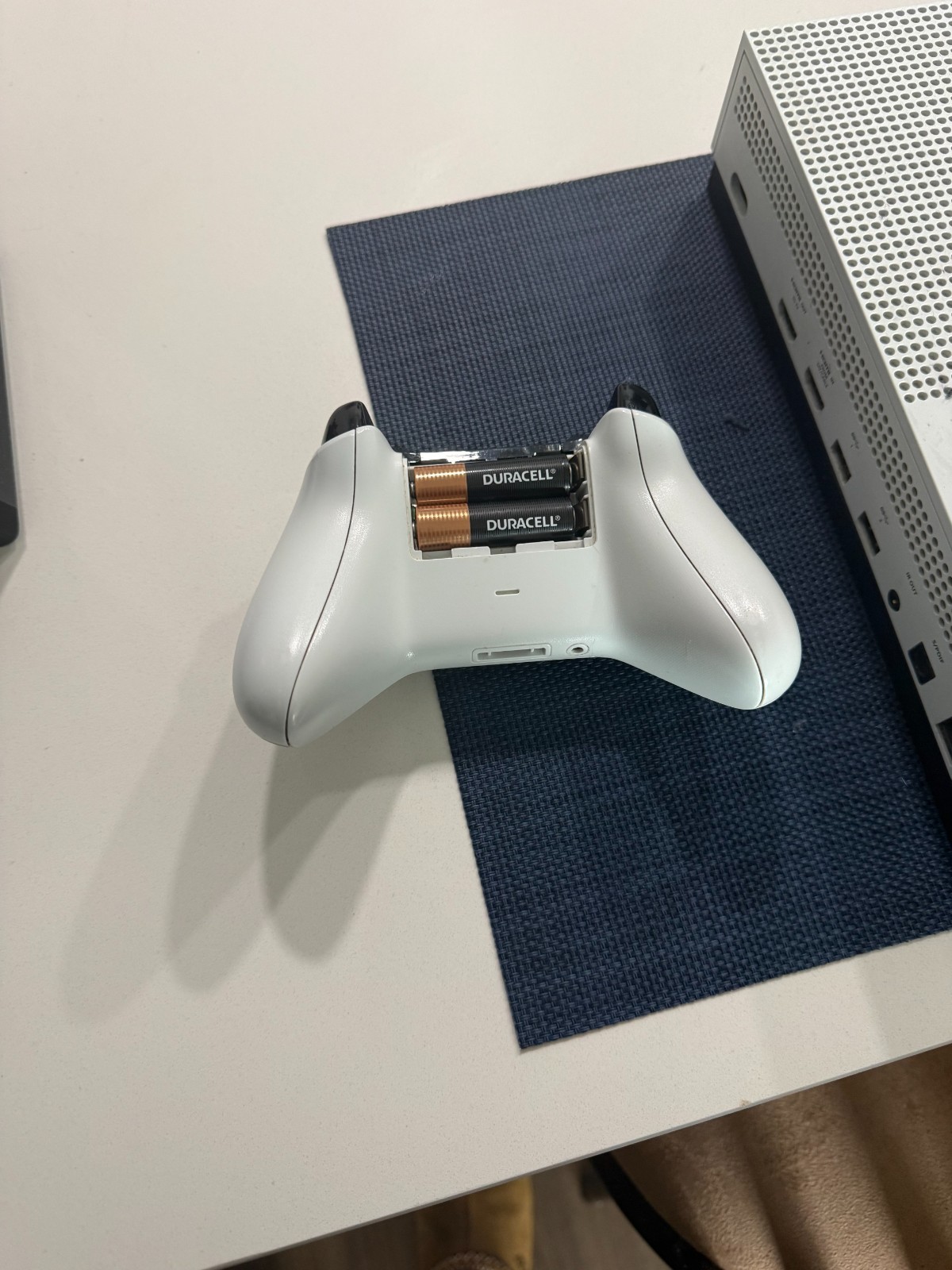 Xbox One S 1TB Console – White (XBS1TB) with Controller and Disk Drive
