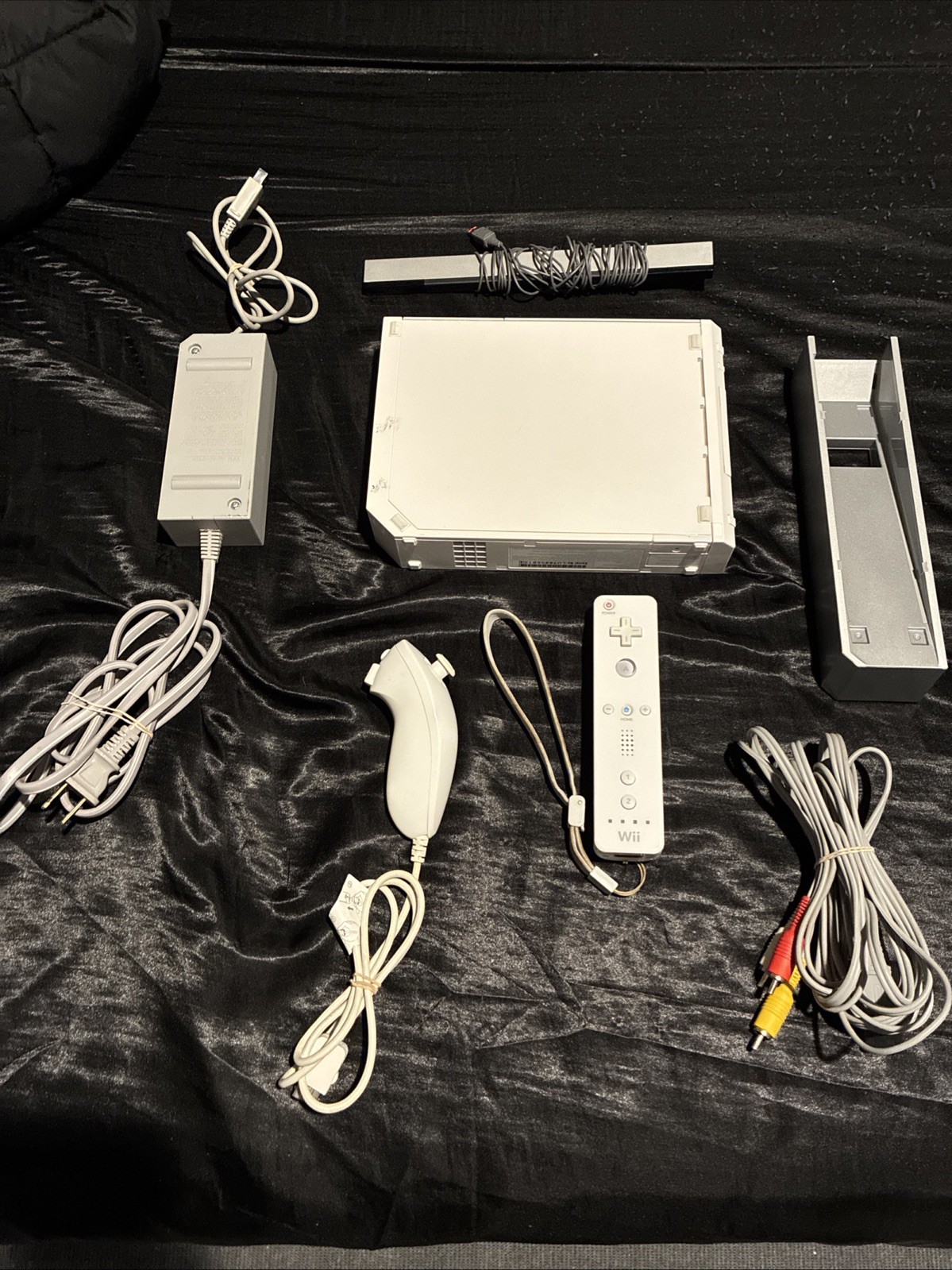 GameCube Compatible Nintendo Wii Console w/ Cords Controller & Nunchuck Tested