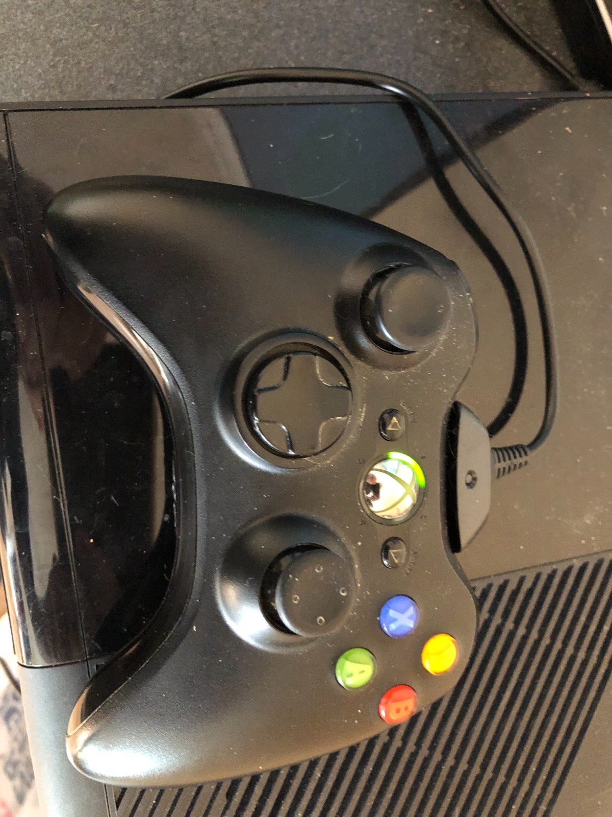 Xbox 360 E Model 1538, 250 GB Console, power supply 1 Controller, 6 games Cables