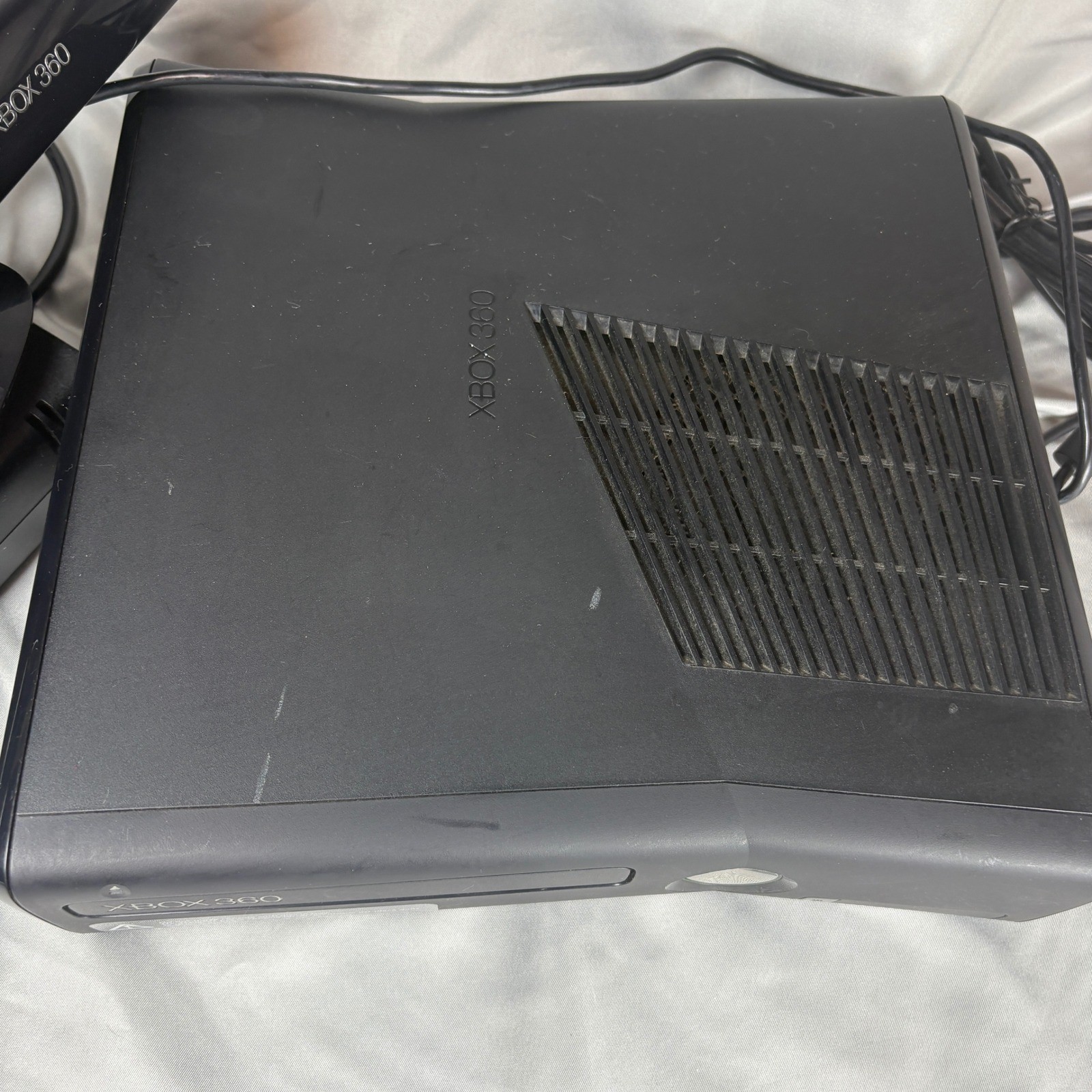Microsoft Xbox 360 S 1439 Console Bundle Black Kinect 2 Controllers Power Supply