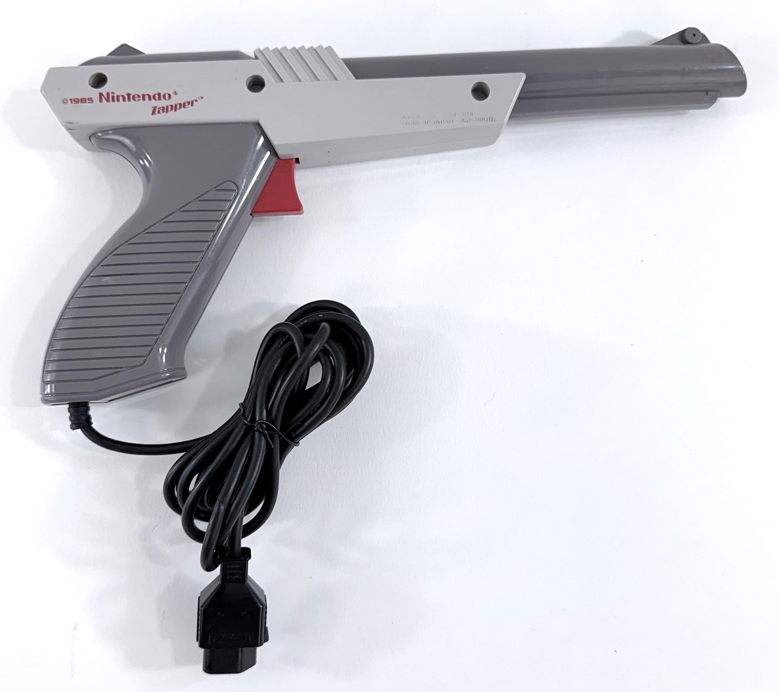 Nintendo NES Console + Controller, Zapper, AV cable, Power Supply – Tested