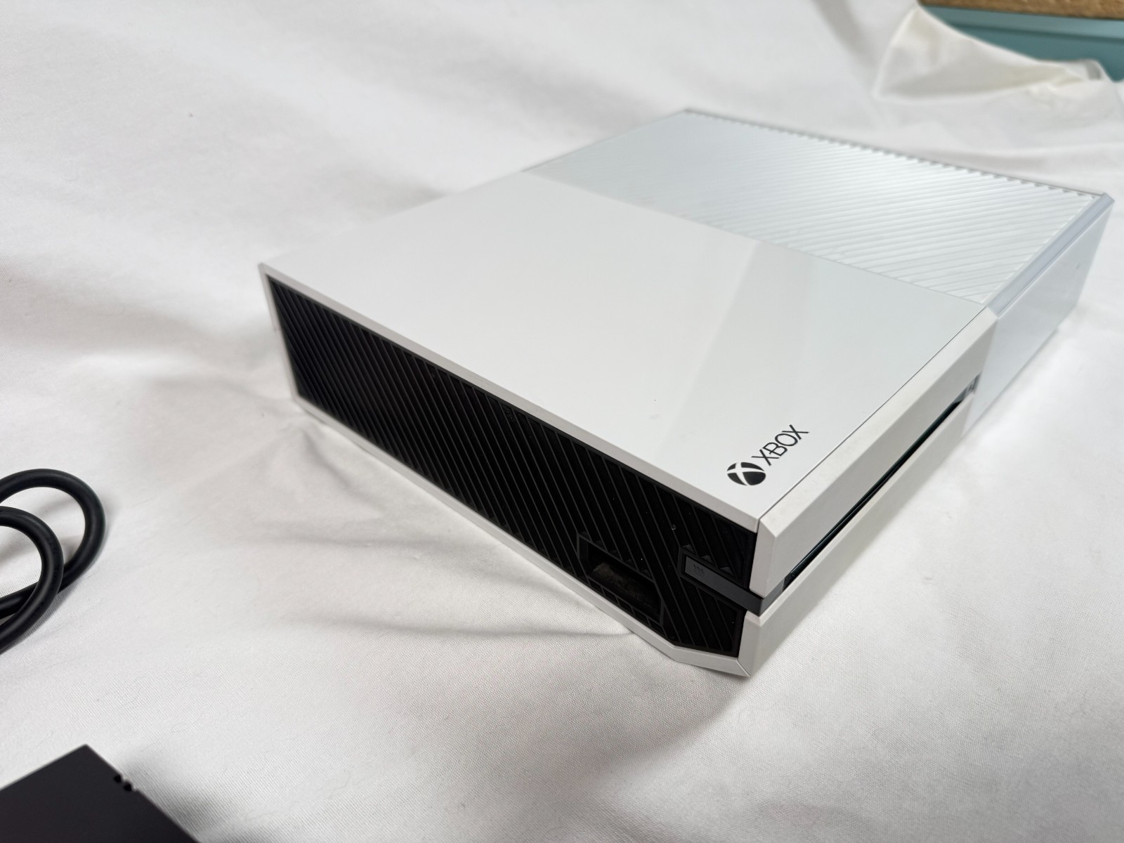 Microsoft Xbox One 1540 500GB Gaming Console & Controller White Used